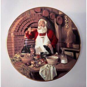Edwin M Knowles "Santa's Surprise" collectors Christmas‎ limited edition plate